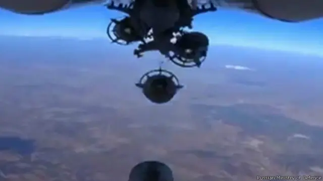 Российский самолет сбрасывает бомбы в неуказанном месте в Сирии (кадр из видео, распространенного пресс-службой Минобороны РФ 5 октября 2015 г.)