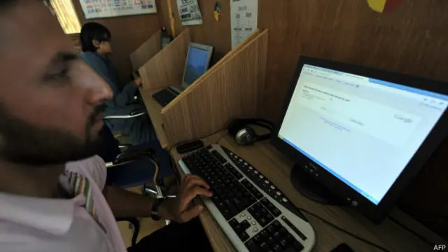 انٹرٹیٹ کی آزادی کے لیے کام کرنے والے سماجی کارکنوں کی جانب سے احتجاج کے بعد حکومت نے عوامی سماعت کا سلسلہ شروع کیا ہے