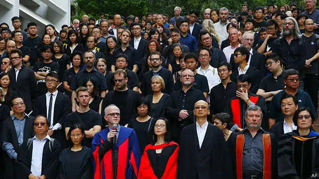 抗议者要求校委会主席梁智鸿解释否决陈文敏出任副校长的原因，还要求检讨港大管治架构，包括行政长官不应担任大学的校监。