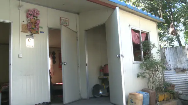 غلام علی اپنے خاندان کے 12 افراد کے ساتھ دو کمروں کے عارضی مکان میں رہائش پذیر ہیں