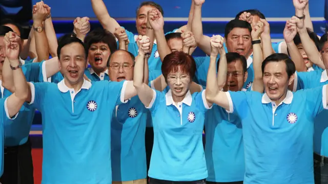 洪秀柱在国民党内屡次遭到挑战，从原本的总统候选人位置被朱立伦取代，到竞选党主席时党内的不同意见，但洪秀柱依然坚毅以对。