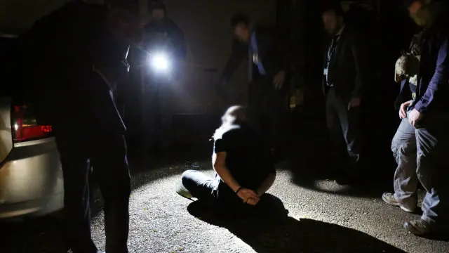 悉尼警方在悉尼将一名男子用手铐拘捕