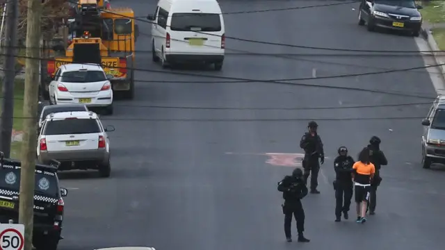 悉尼警方将一名男子带走