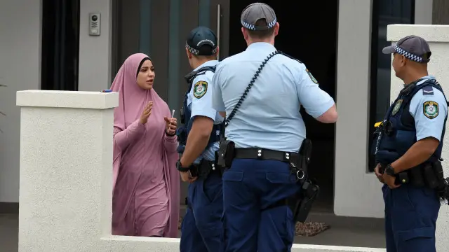 警员与住户交谈