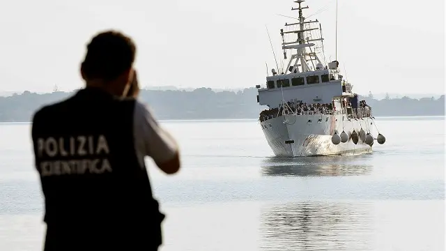 قارب للاجئين