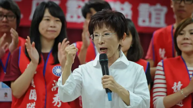 洪秀柱在周二坚决参选到底记者会上，表明她拒绝接受条件交换，并提到党内人士以资源及搭档劝退她。