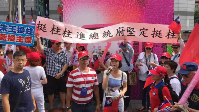 台湾执政的国民党在该党总统提名人洪秀柱支持者包围下举行中常会