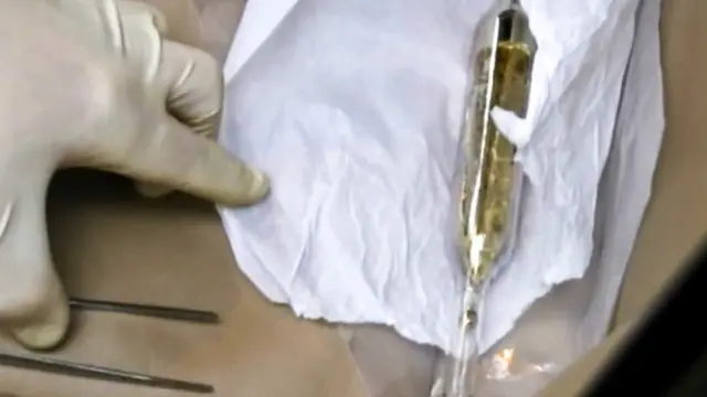 تفتیشی اہلکاروں کا کہنا ہے کہ ممکنہ طور پرتابکار مادہ زیادہ تر روس سے آتا ہے