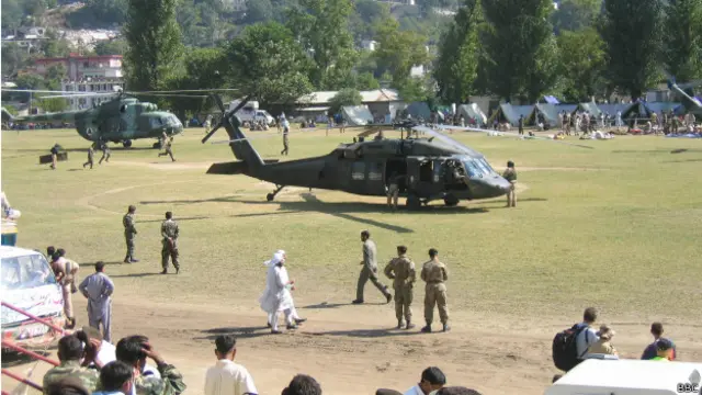 آٹھ اکتوبر کے سانحے کے نتیجے میں لاکھوں افراد بے گھر ہو ئے جنھیں عارضی خیموں میں منتقل کیا گیا