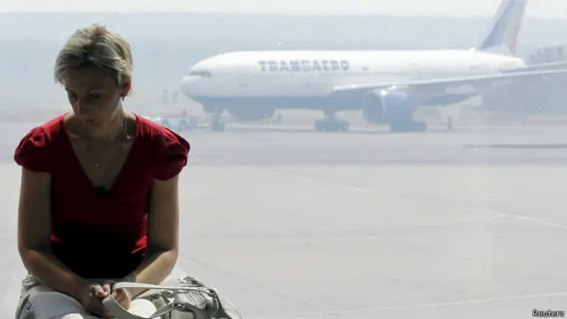 Грустная женщина и самолёт "Трансаэро"