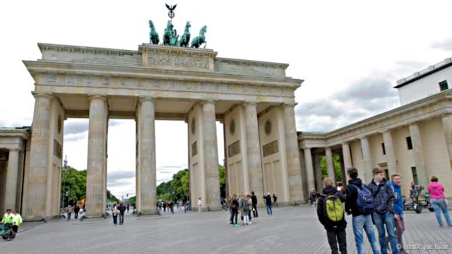 走過勃蘭登堡門(Brandenburg Gate)(圖片來源:Joe Baur)
