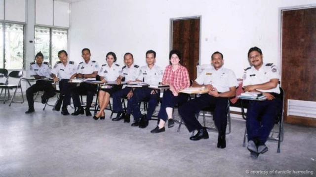 丹妮爾·哈梅林和她的學生在巴鄰旁。（丹妮爾·哈梅林友情提供。）