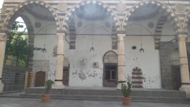 Tarihi Fatih Paşa Camii'nin duvarları delik deşik