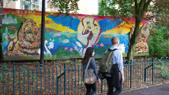 中秋氣氛加英國獅子：貝爾法斯特的女王大學邊上的公園裏可以看到中國文化的影響。