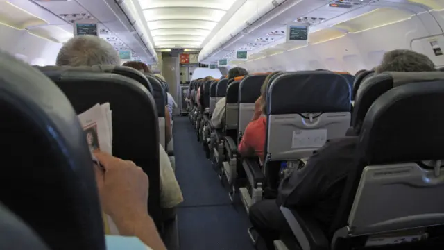 Pasajeros en un avión