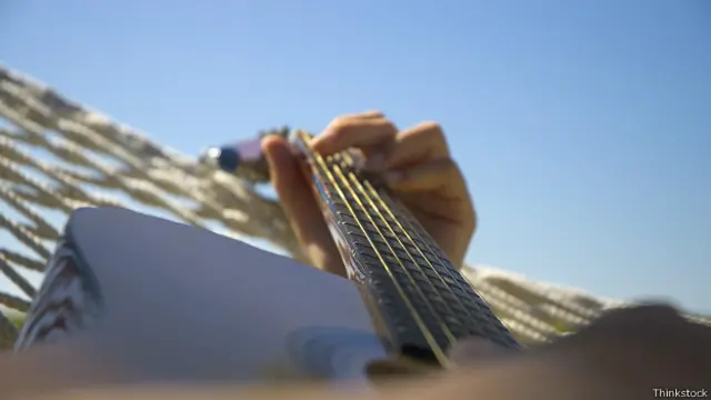 Руки перебирают струны гитары