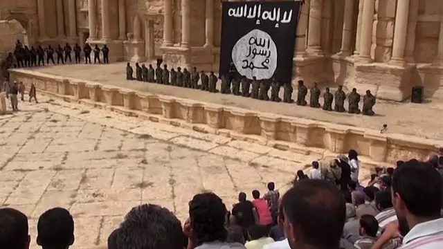 جنود سوريون ينتظرون الإعدام في تدمر