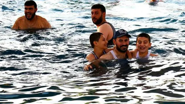 ممارسة الحياة اليومية - في حمام السباحة