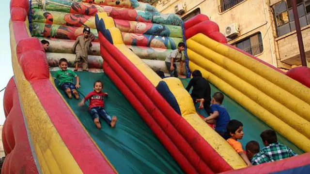 ممارسة الحياة اليومية - الأطفال يلعبون