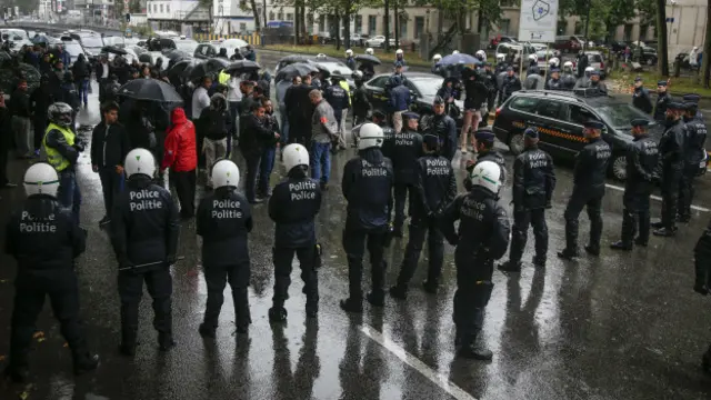 Policiais durante protesto em Bruxelas (Foto: Thierry Roge/AFP/Getty Images)