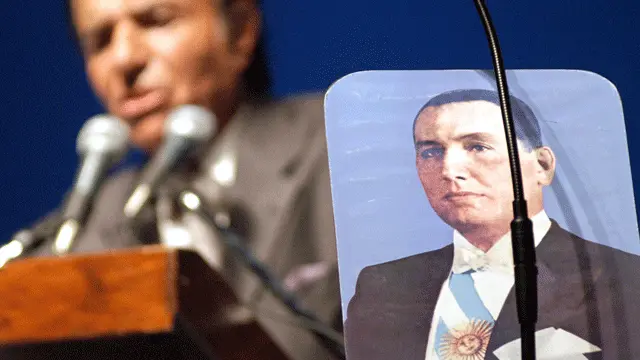 Desde su creación, hace 70 años, el peronismo ha sido el partido dominante en Argentina e incluyó a presidentes muy diversos entre sí. Uno de ellos fue Carlos Menem (1989-99), aquí con un retrato de Perón. Foto: AFP