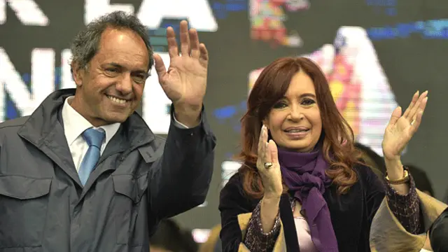 Algunos analistas creen que la divisiones dentro del peronismo podrían afectar a Daniel Scioli, el candidato oficialista y favorito de las encuestas, quien mantiene una relación tensa con la presidenta Fernández. Foto: AFP