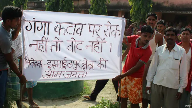 भागलपुर में मतदान का बहिष्कार करने वाले लोग.