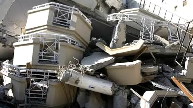 یہ آٹھ اکتوبر سن دو ہزار پانچ کی صبح تھی۔ چمکیلی زرد یا ویران سی یہ تو یاد نہیں مگر وہ دن کتنا بھاری اور وہ رات کتنی خوفناک تھی یہ آج بھی نہیں بھول سکی