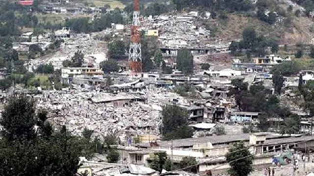 آٹھ اکتوبر سن دو ہزار پانچ کی صبح آنے والے زلزلے سے مظفرآباد میں بڑے پیمانے پر تباہی ہوئی تھی