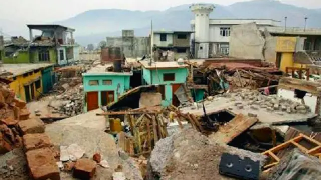 ’صرف ہمارا اور ساتھ کے دو گھر ہی کھڑے تھے اور اردگرد مکانات کی جگہ اب پتھروں کے ڈھیر تھے‘