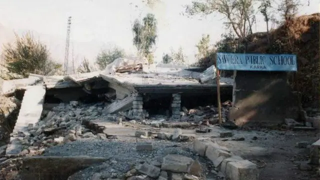 زلزلے کے نتیجے میں کارکہ کے اس سکول کی عمارت مکمل طور پر منہدم ہوگئی تھی