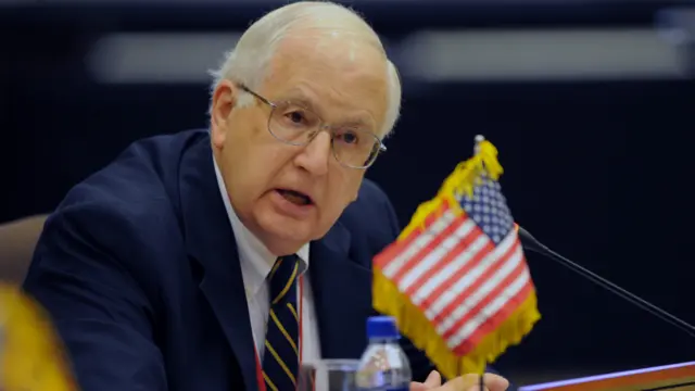 前美國駐華大使芮效儉（J. Stapleton Roy）