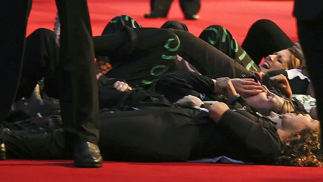 ناشطات احتججن خلال الافتتاح للمطالبة بدعم أكبر لضحايا العنف الأسري 