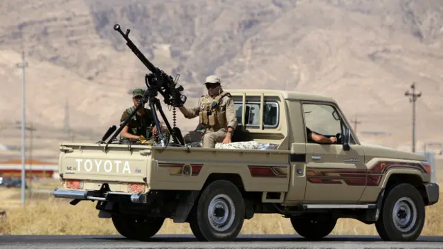 Вооруженные подразделения иракских курдов "пешмерга" направляются к плотине Мосул (август 2014 года)