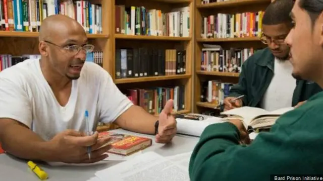 Narapidana dari lembaga pemasyarakatan Eastern New York berdebat soal imigrasi di Amerika Serikat. 