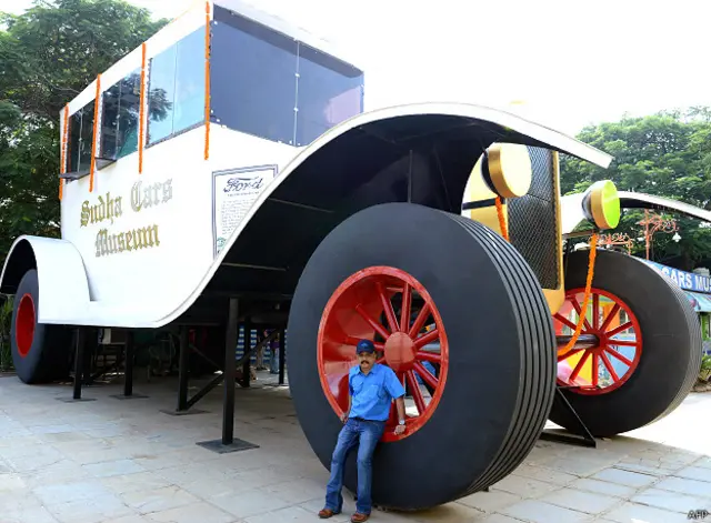 अपनी कार के साथ सुधाकर यादव.