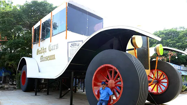 سدھاکر کا تعلق بھارت کے جنوبی شہر حیدرآباد سے ہے جہاں ان کے پاس کاروں کا ایک میوزیم ہے اور اس میوزیم میں عجیب و غریب ماڈلز کی کئی کاریں رکھی ہوئی ہیں