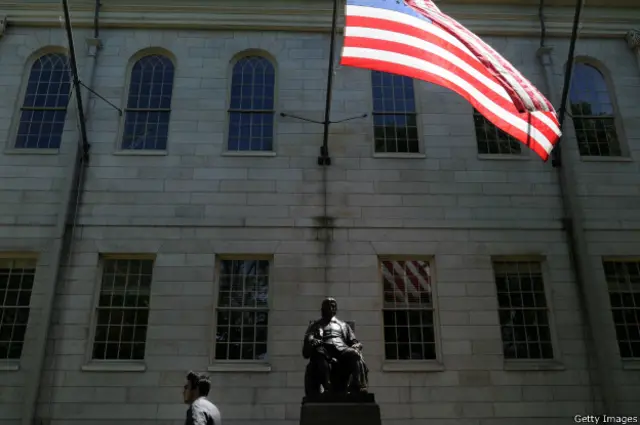 Tim debat Harvard adalah kampiun kejuaraan nasional dan dunia.