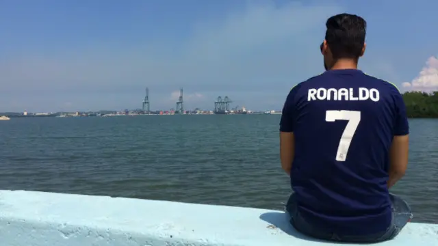 Joven cubano en Mariel