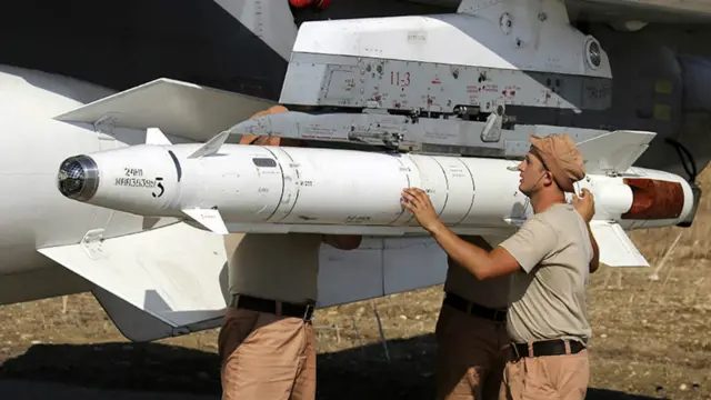 俄罗斯苏-34战机安装炸弹