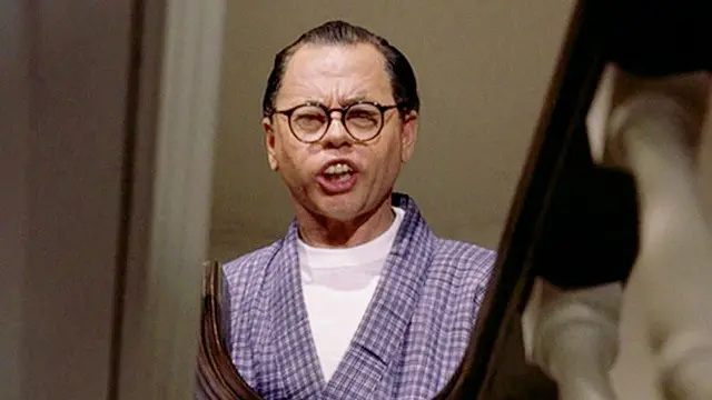 Mickey Rooney thủ vai một doanh nhân Nhật Bản với bộ răng giả vẩu và cặp kính như đáy chai trong phim Breakfast at Tiffany’s