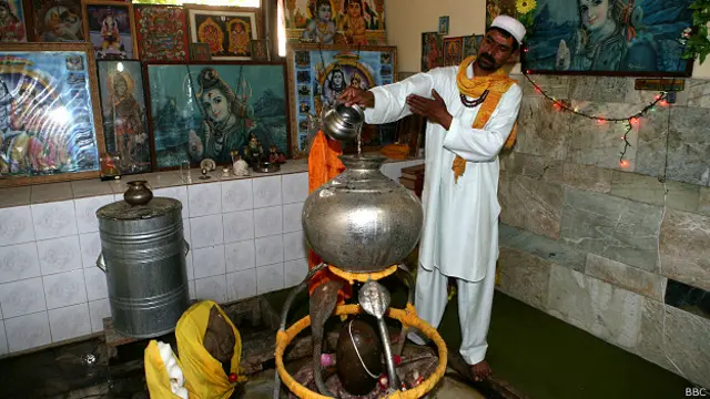 क़ाबुल के एक मंदिर में पूजा करता एक व्यक्ति.