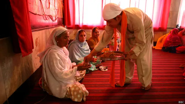 क़ाबुल के एक मंदिर में प्रसाद लेते लोग.