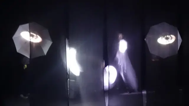 Tabir belakang bisa menjadi penyekat, juga elemen proyeksi video dan efek lampu