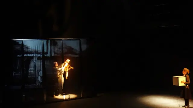 Lelaki tua dan saudaranya, seorang perempuan -juga tua, dengan seekor burung, satu-satunya sahabat