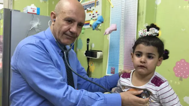 İstanbul Tıp Merkezi'nden Doktor Nazir Alın, Suriyeli hastalara yüzde 50 indirim yaptıklarını söylüyor.