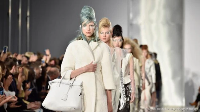  约翰·加利亚诺最新马丁·马吉拉系列被评论者描述为“低保真科幻大片高保真完美收宫”（图片来源：Pascal le Segratin/Getty Images)