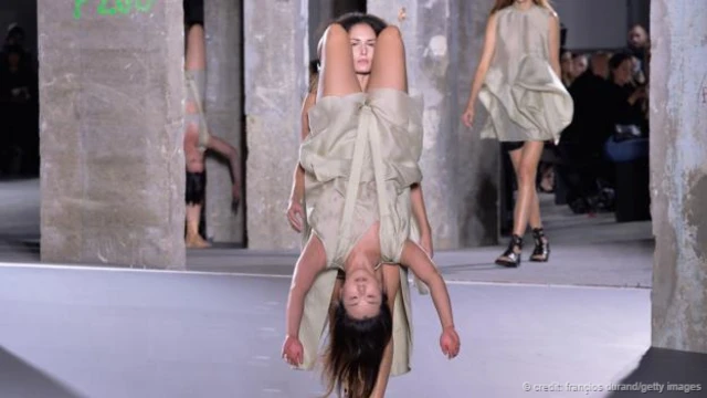 在一场引人瞩目的时装秀中，瑞克·欧文斯（Rick Owens）将他的模特捆绑在一起，或者将她们吊在一起，以此表现女性之间的团结（图片来源：Françios Durand/Getty Images)
