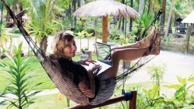 在印度尼西亞躺在吊牀裏努力工作(圖片來源:Sabrina Iovino)