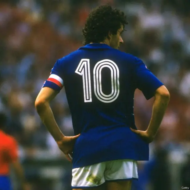 Como jugador, Platini lidero a la selección francesa que llegó a las semifinales del Mundial de 1982 y al título de la Eurocopa en 1984.